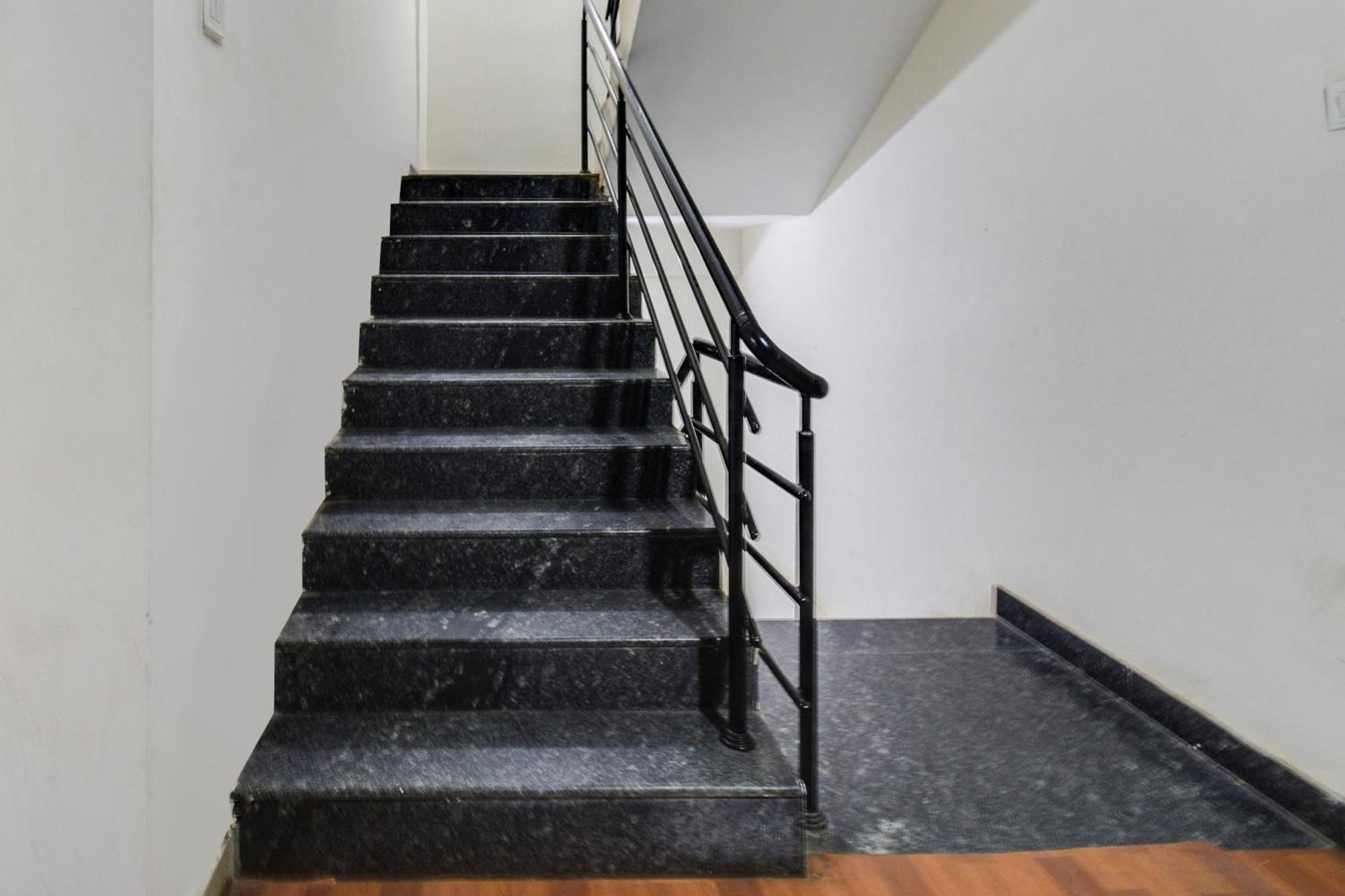Super Townhouse Madhapur 100 Feet Road Formerly Jkc Grand Hyderabad Exterior photo
